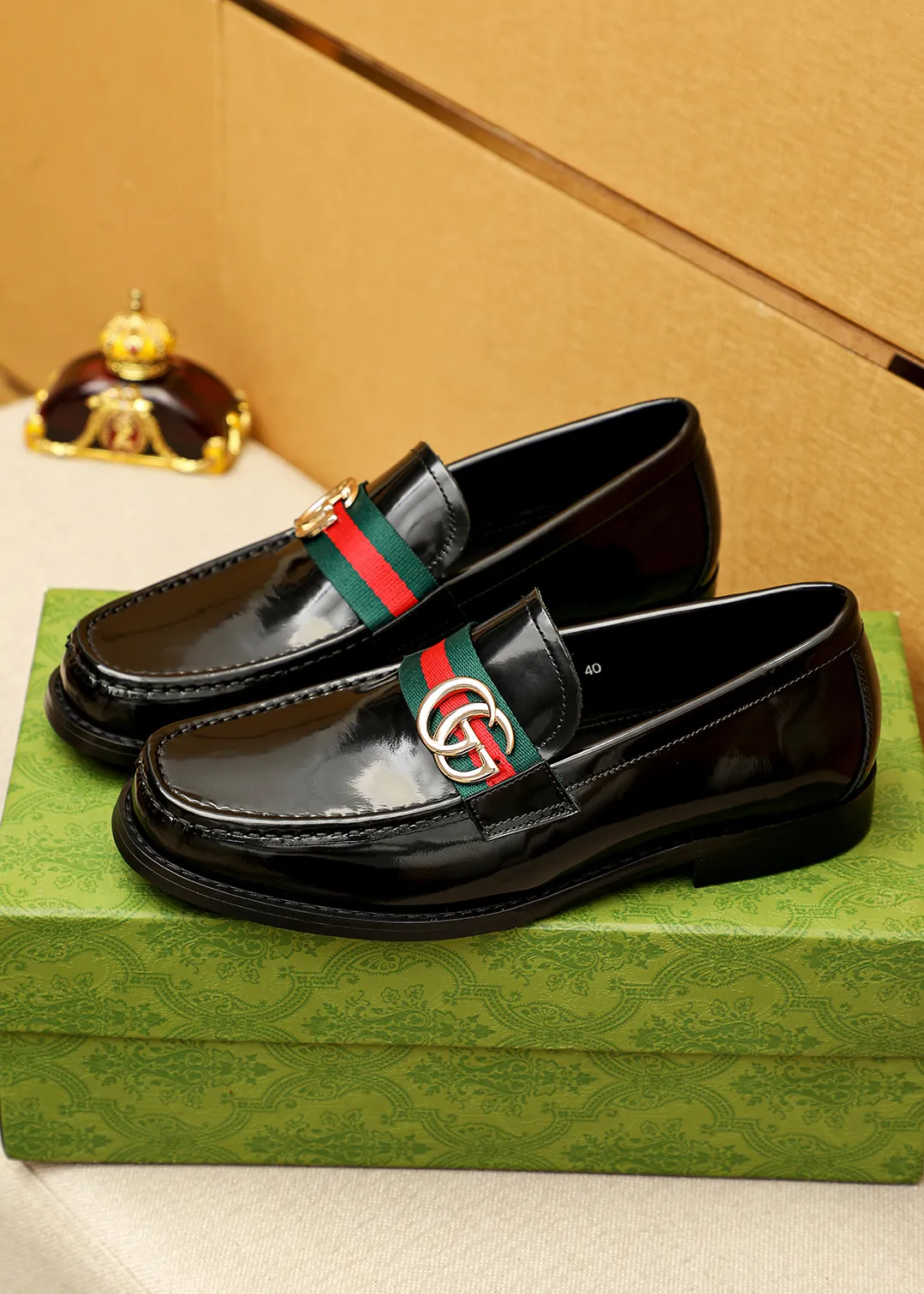 Men's shoes 💰480 💐 Product trademark: GUCCI "Gucci" casual leather shoes Regular size: 38-44 (45.46🉑️customized) Product materials: Selected imported first-layer open-edge beaded cowhide leather upper + luxury hardware buckle, imported water-dyed cowhide leather lining. Strong three-dimensional visual effect, original outsole color: 2 colors available